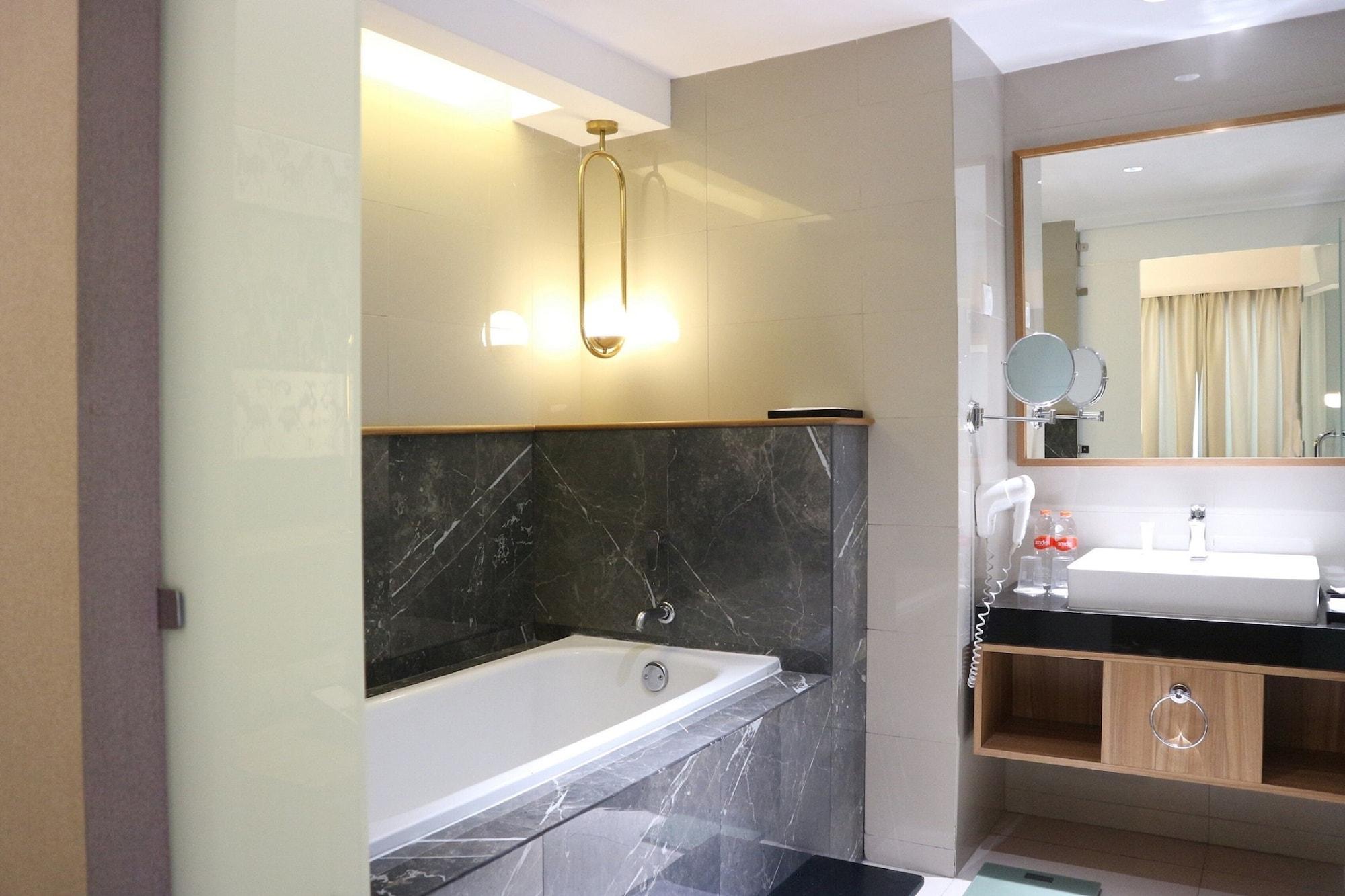 Отель Santika Premiere Bintaro Серпонг Экстерьер фото
