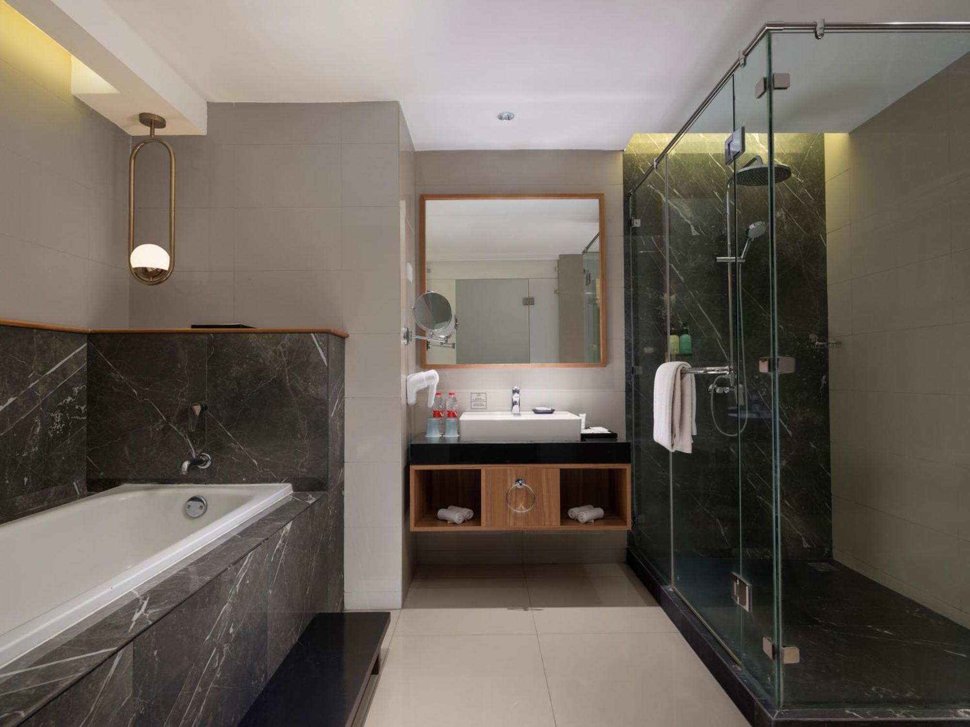 Отель Santika Premiere Bintaro Серпонг Экстерьер фото